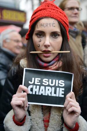 Frédérique Bel affiche "Je suis Charlie" en hommage aux victimes du 7 janvier