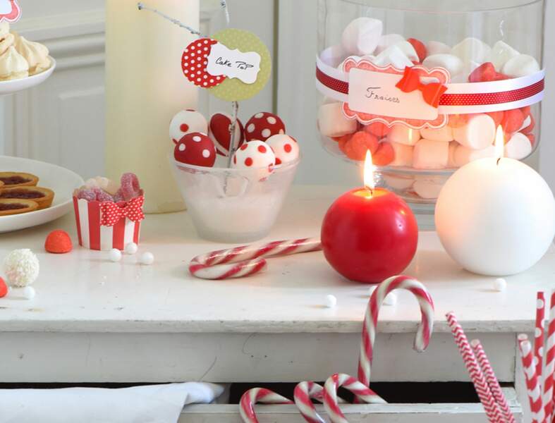 Une décoration de Noël tradi en rouge et blanc avec...  Une sweet table de friandises