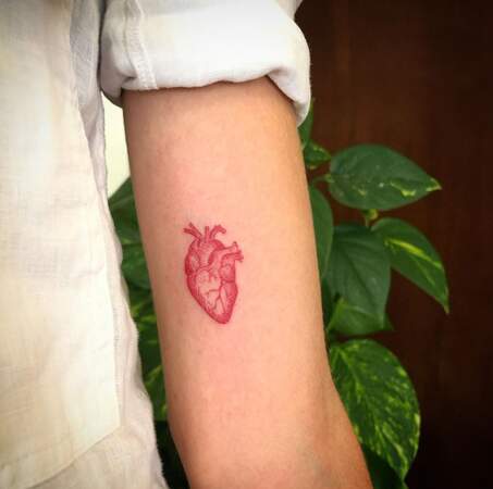 Le tatouage ultra fin à l'encre rouge