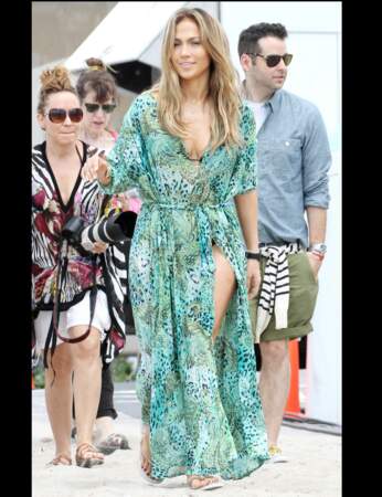 La robe verte imprimée animal de Jennifer Lopez