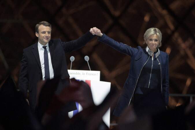 Brigitte Macron aux côtés d'Emmanuel Macron lors de son discours de victoire.