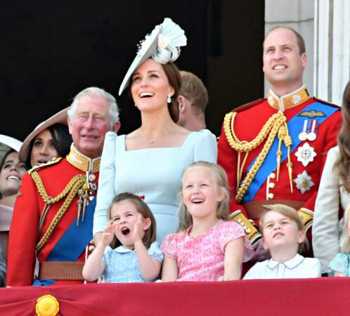 La princesse Charlotte surexcitée de voir passer les avions de la Royal Air Force