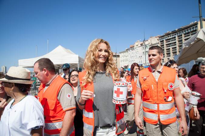 Adriana Karembeu ambassadrice de charme pour La Croix Rouge lors d'une collecte de fonds à Marseille.