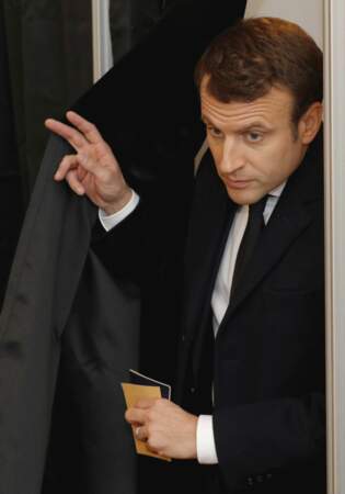 Emmanuel Macron sort de l'isoloir. 