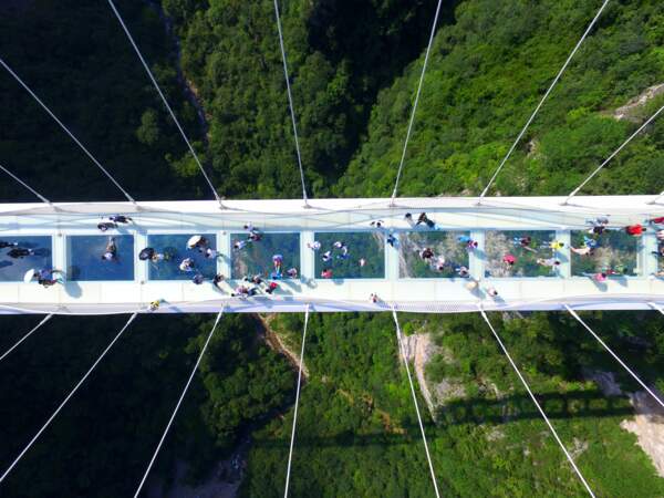 Le pont en verre, qui mesure 430 m de long et 6 m de large, est suspendu 300 m au-dessus du vide !