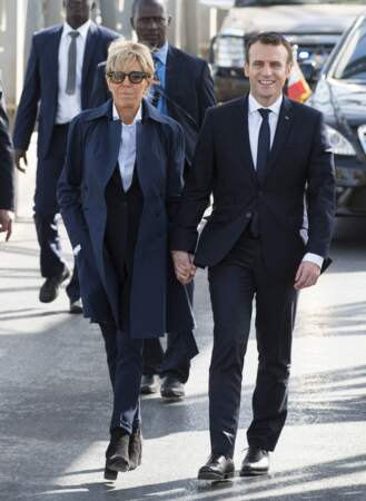 Brigitte Macron en pantalon et trench marine 