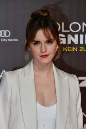 Le chignon haut avec mèches d'Emma Watson