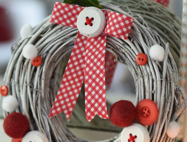 Une décoration de Noël tradi en rouge et blanc avec... Une couronne de l’Avent à boutons