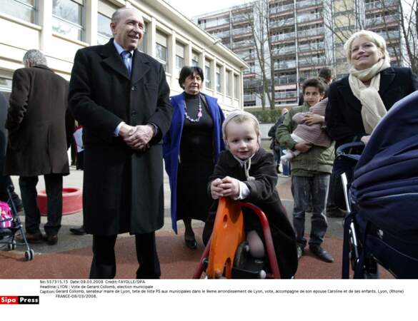 Caroline et Gérard Collomb ainsi que leurs enfants lors de l'élection municipale de 2008
