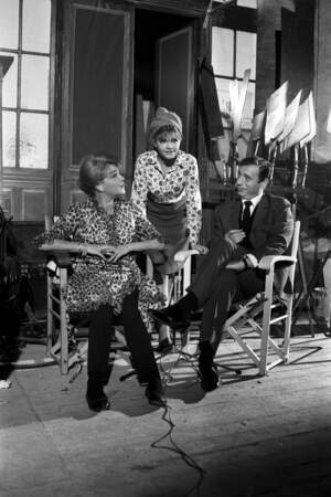Simone Signoret, Yves Montand et Catherine Allégret sur le tournage de "Compartiment tueurs" en 1964.