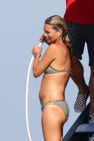 Kate Moss : la top de 45 ans s'éclate en bikini sur un yacht à Saint-Tropez