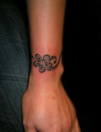 Un tatouage polynésien sur le poignet