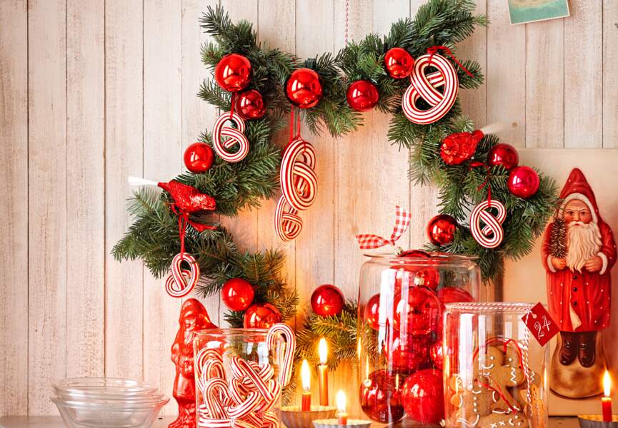 Une décoration de Noël tradi en rouge et blanc avec... Une couronne en forme d'étoile