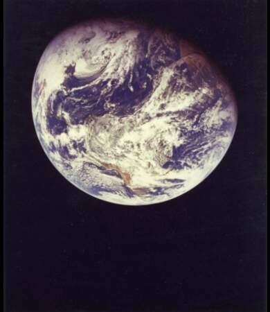 Première image de la Terre réalisée par l'Homme montrant le globe terrestre dans sa totalité