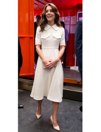 La robe à col claudine de Kate Middleton