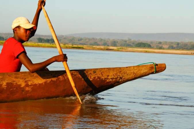 Jeune malgache sur la rivière