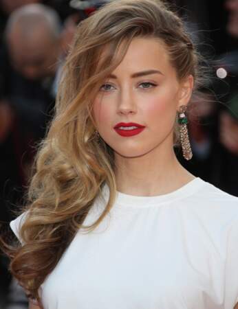 La coiffure one-shoulder sophistiquée d'Amber Heard