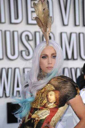 Lors des MTV Awards de 2010, Lady Gaga fait une entrée cavalière