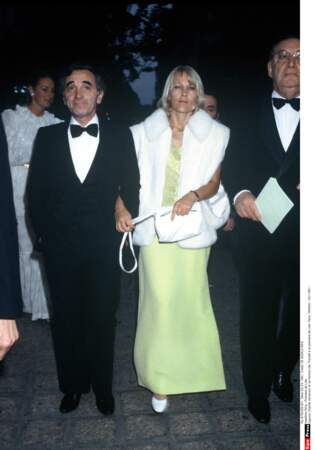 Charles Aznavour et sa femme Ulla Thorsell à la première du Lido, à Paris, le 2 mars 1981.
