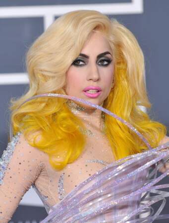 2010, Gaga se plaît à étoffer son personnage avec un maquillage plus prononcé et des mèches jaunes