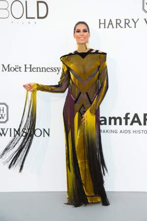 Fashion Police : Laury Thilleman et sa robe à franges façon rideaux 