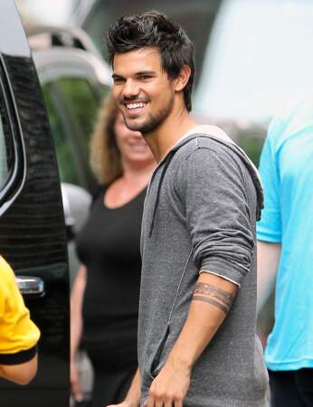 Un motif graphique sur l'avant bras comme Taylor Lautner 