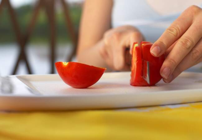 "Je peux appliquer une tomate ou de la pomme de terre pour apaiser un coup de soleil" : FAUX