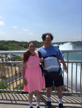 En compagnie de Madame, devant les chutes du Niagara