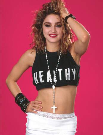 Look Madonna : le crop top à message