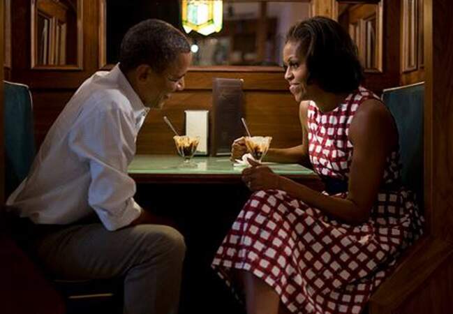 Barack et Michelle Obama se connaissent depuis le début des années 90. Elle est avocate de formation, et née en 196