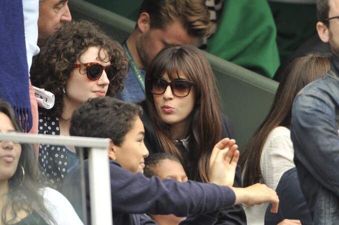 Nolwen Leroy et sa soeur Kay Le Magueresse assistent à un match à Roland-Garros le 29 mai 2014.