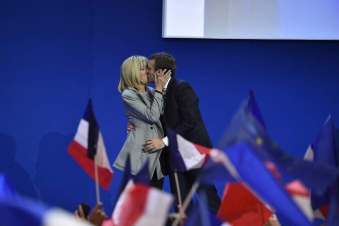 Emmanuel Macron et Brigitte Macron : le baiser de la victoire 