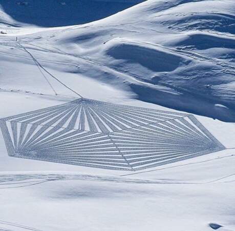  Simon Beck est un land artist qui utilise la neige comme une toile. 