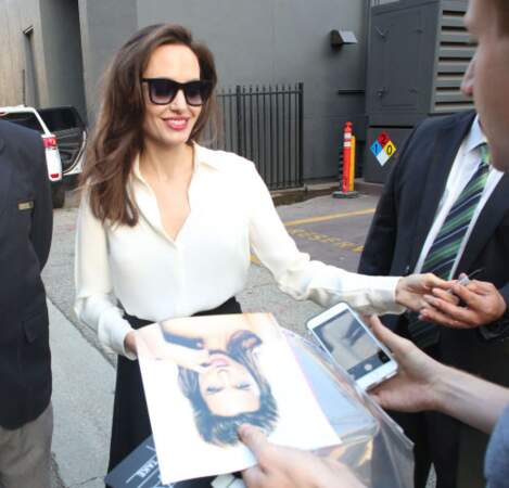 Angelina Jolie reçoit un dessin à son effigie