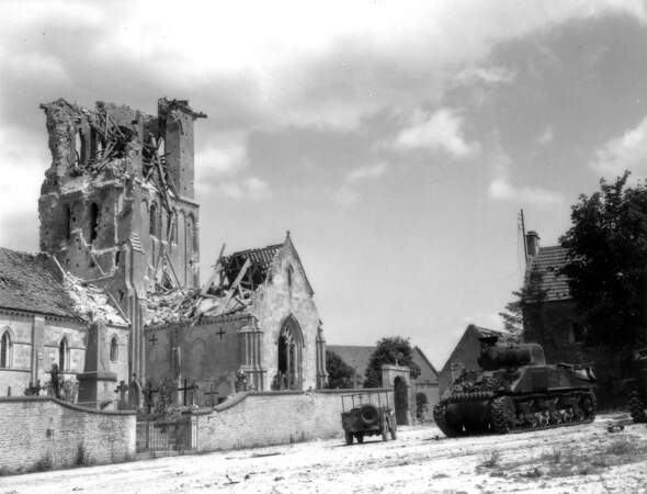 Chars mis hors de combat près d'une église en partie détruite par la guerre