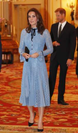 La robe en dentelle dont la couleur pose question quant au sexe du bébé, à Buckingham Palace le 10 octobre 2017