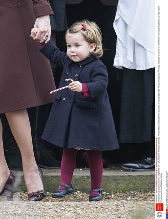 Les plus beaux looks de la princesse Charlotte : duffle-coat bleu marine