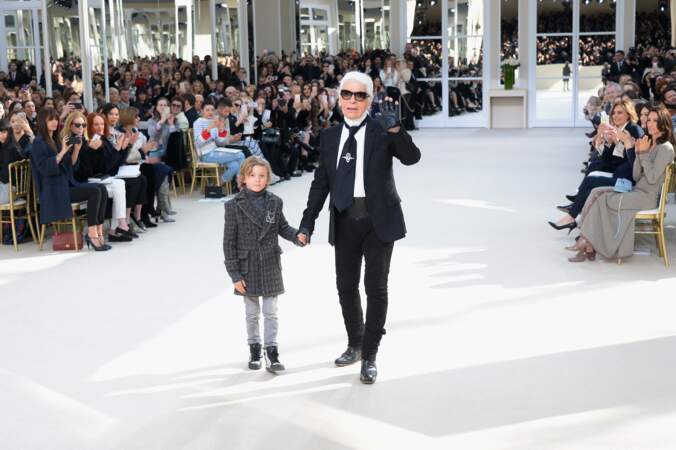 Hudson Kroenig et Karl Lagerfeld lors du défilé Chanel en mars 2016 à Paris