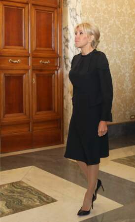 Le look de Brigitte Macron : elle ne porte pas de mantille comme le veut pourtant le protocole
