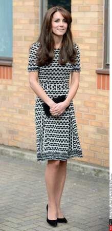 La duchesse de Cambridge en robe à motifs graphiques