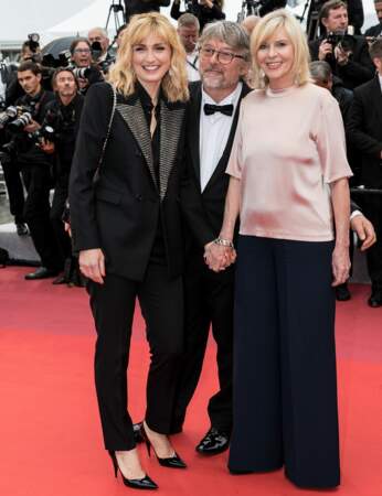 Cannes : Julie Gayet, 46 ans, en costume rock