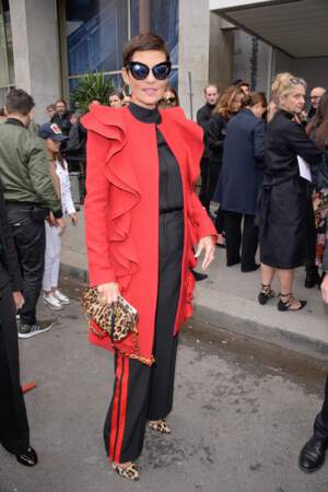 Fashion week : Cristina Cordula en long manteau rouge 