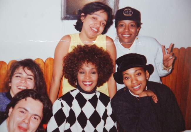 Whitney Houston et Robyn Crawford (à sa gauche)