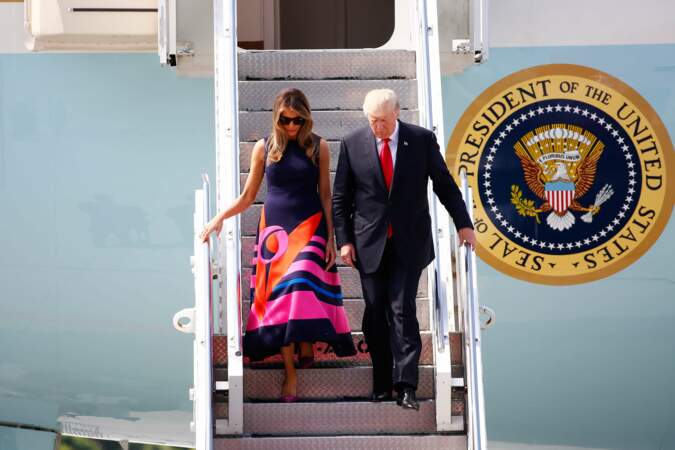 Une descente d'avion mémorable pour Melania accompagnée de Donal Trump