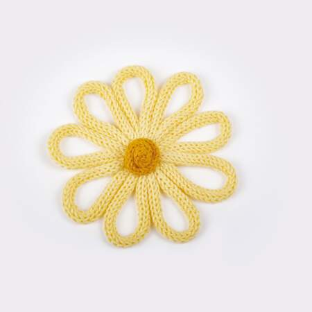 Une fleur jaune à réaliser en tricotin