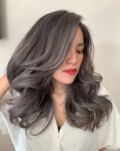 Le coloriste et coiffeur Indonésien Lie Kuang travaille le gris sur cheveux foncés 