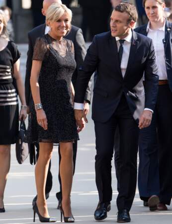 Brigitte Macron : robe noire à paillettes