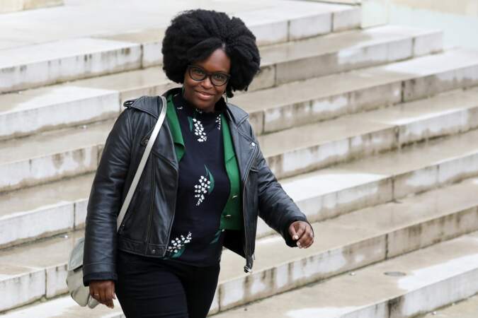Sibeth Ndiaye, à la sortie du conseil des ministres le 10 avril 2019, veste en cuir et haut avec motifs de muguet.