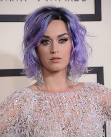 ...toujours Katy Perry en violet (mais avec les racines visibles encore ! )...