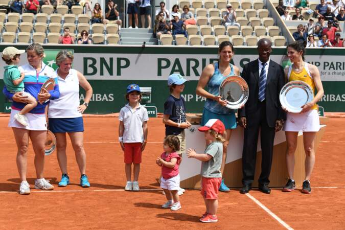 Amelie Mauresmo et ses enfants Ayla et Aaron à la finale double dames du Trophée des légendes, Roland-Garros
